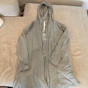 Lululemon size 4 long rain jacket ADORABLE!